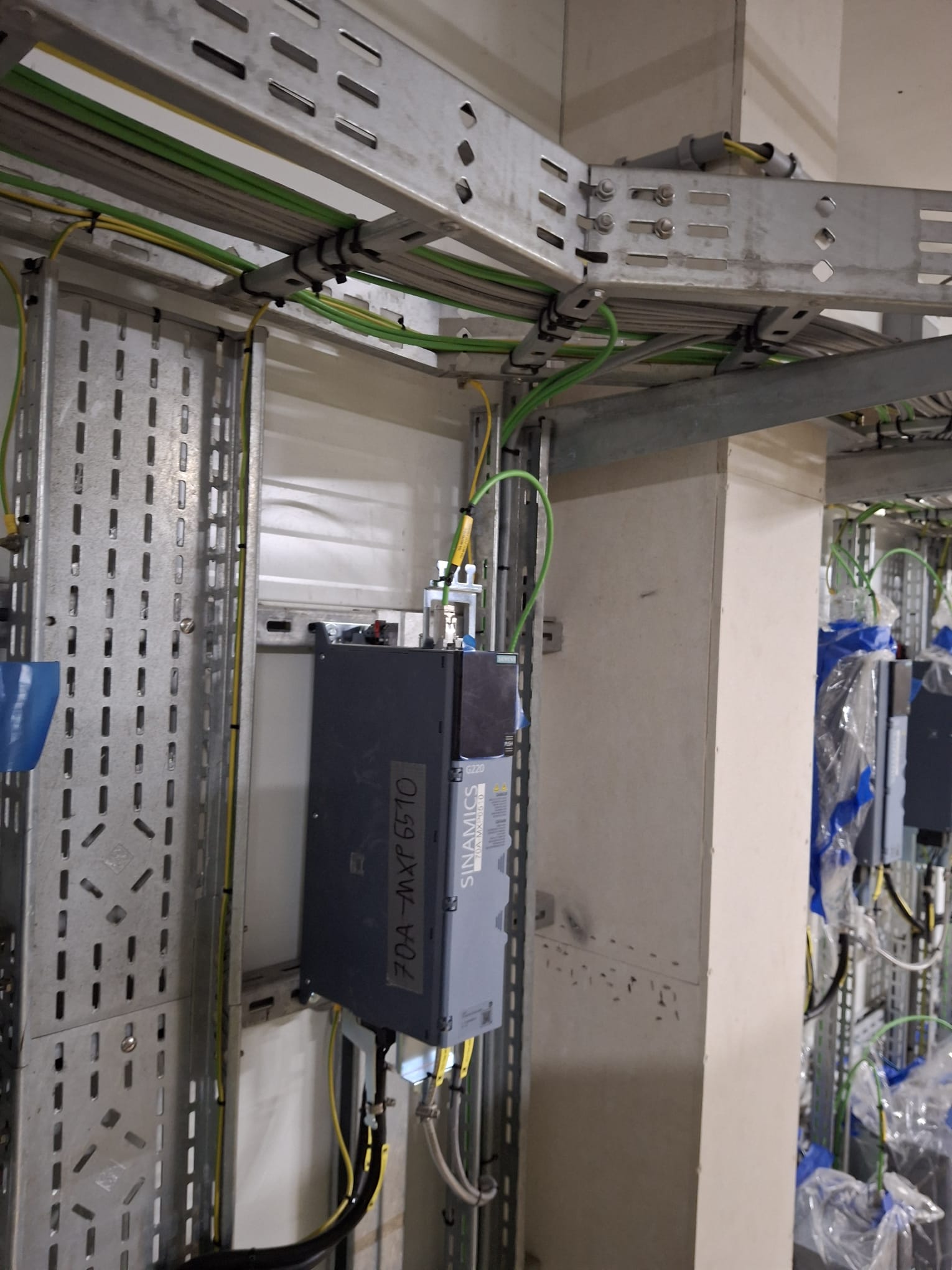 Detal tras kablowych i konstrukcji nośnych przy urządzeniach elektrycznych